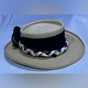 Vintage La Giralda Handcrafted 100% Palm Leaves Hat
Size 55, made in Guatemala